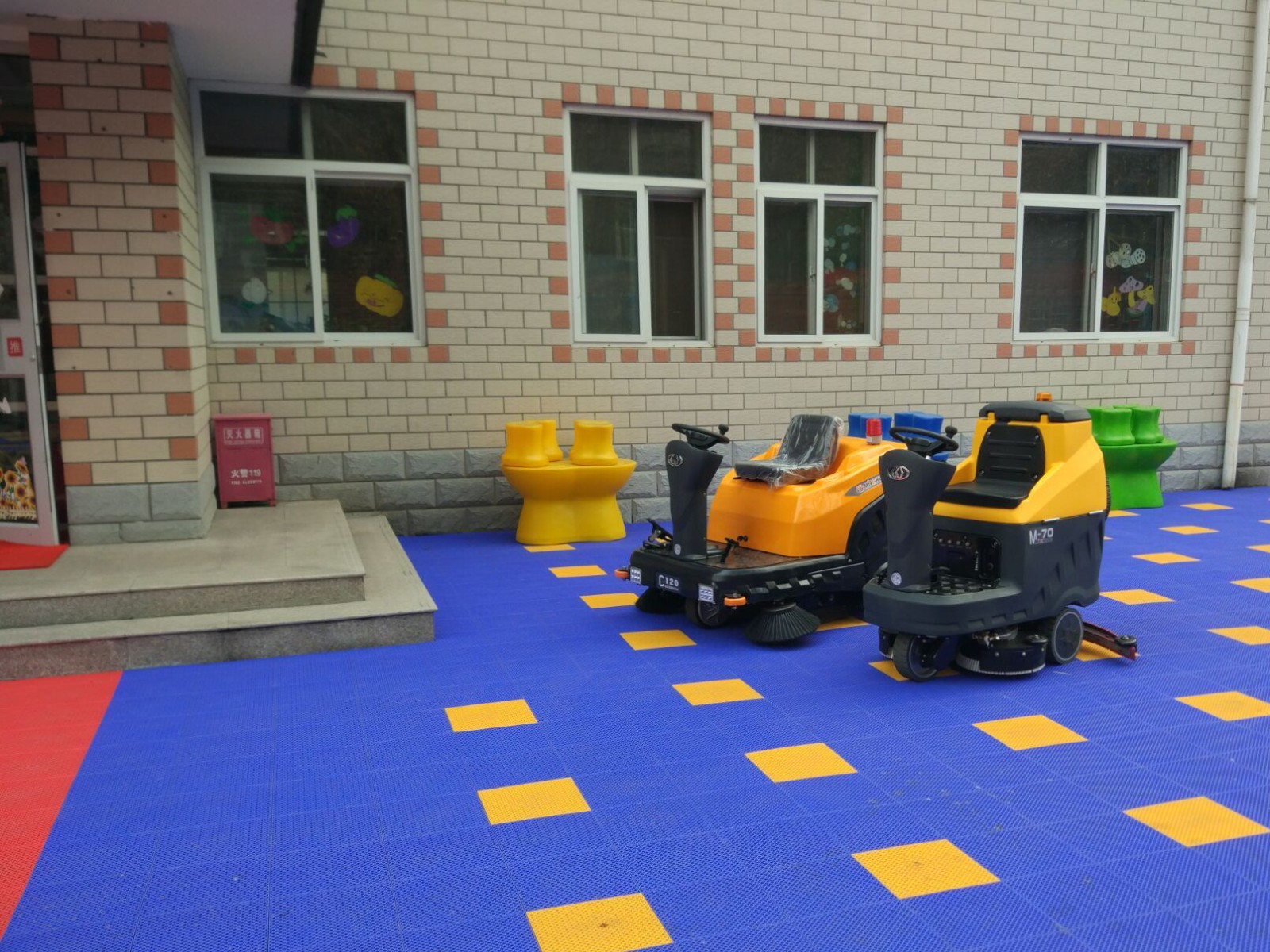 C120駕駛式掃地車服務于幼兒園.jpg