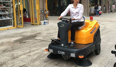 C120駕駛式掃地車服務(wù)于商業(yè)廣場