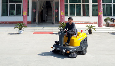 C120駕駛式掃地車服務(wù)于面粉廠