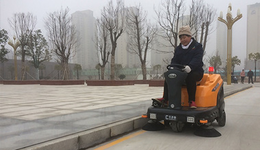 C120駕駛式掃地車服務(wù)于公園
