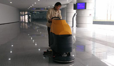 M52手推式洗地機(jī)服務(wù)于火車站