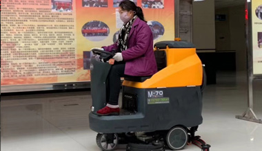 M70駕駛式洗地機(jī)服務(wù)于界首中醫(yī)院