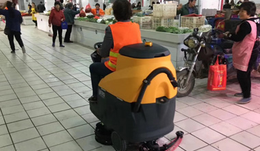 ML70駕駛式洗地機(jī)服務(wù)于某農(nóng)貿(mào)市場