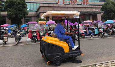 C120駕駛式掃地車服務(wù)于醫(yī)院