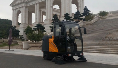 C185駕駛式掃地車服務(wù)于景區(qū)