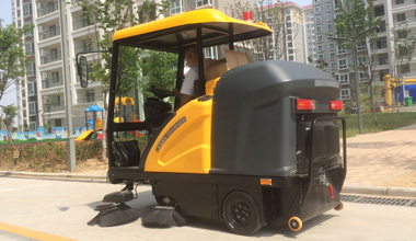 C185駕駛式掃地車服務(wù)于小區(qū)