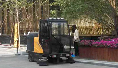 C185駕駛式掃地車服務(wù)于小區(qū)