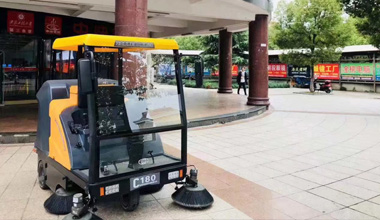 C180駕駛式掃地車服務(wù)于安徽工程大學(xué)