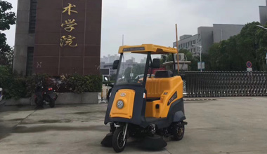 C170駕駛式掃地車服務(wù)于安徽職業(yè)技術(shù)學(xué)院