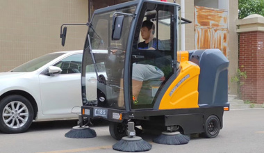 C185駕駛式掃地車服務(wù)于安徽水利和順地產(chǎn)