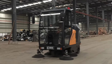 C185駕駛式掃地車服務(wù)于某工廠